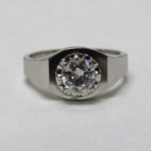 Sortija de Oro Blanco de 18k. con Diamante Natural Talla Brillante de 0,70 ct. (J/SI2). Certificado IGE.