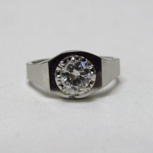 Sortija de Oro Blanco de 18k. con Diamante Natural Talla Brillante de 0,70 ct. (J/SI2). Certificado IGE.