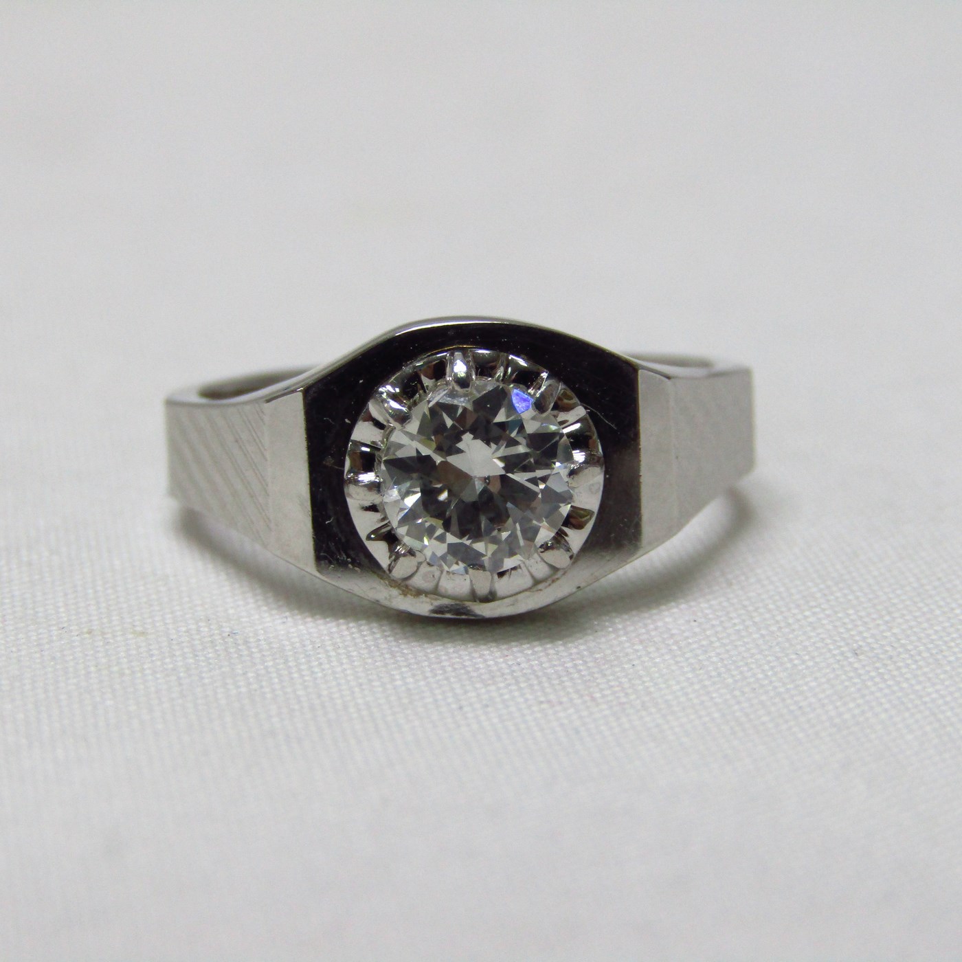 Sortija de Oro Blanco de 18k. con Diamante Natural Talla Brillante de 0,70 ct. (J/SI2). Certificado IGE. Sortija de Oro Blanco de 18k. con Diamante Natural Talla Brillante de 0,70 ct. (J/SI2). Certificado IGE.