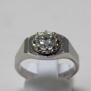Sortija de Oro Blanco de 18k. con Diamante Natural Talla Brillante de 0,70 ct. (J/SI2). Certificado IGE.