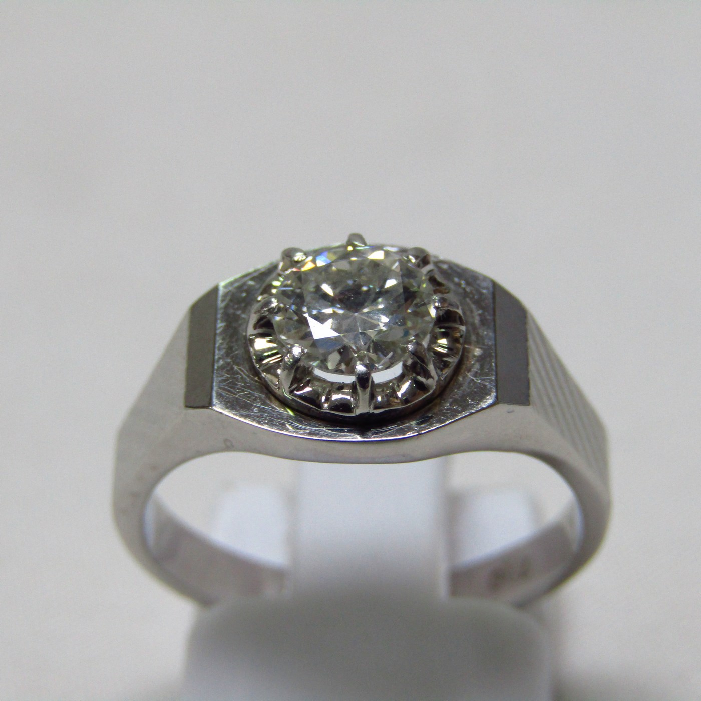 Sortija de Oro Blanco de 18k. con Diamante Natural Talla Brillante de 0,70 ct. (J/SI2). Certificado IGE. Sortija de Oro Blanco de 18k. con Diamante Natural Talla Brillante de 0,70 ct. (J/SI2). Certificado IGE.