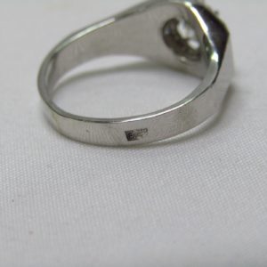 Sortija de Oro Blanco de 18k. con Diamante Natural Talla Brillante de 0,70 ct. (J/SI2). Certificado IGE.