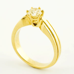 Sortija de Oro de 18k. con Diamante Natural Talla Brillante de 0,73 ct. (S-Z/SI2).