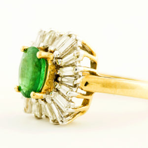 Sortija en Oro Amarillo con Esmeralda Natural de 0,74 ct. y 20 Diamantes Naturales talla Baguette y Trapecio, de 0,42 ct. (J-K/VS-SI). Certificado IGE.