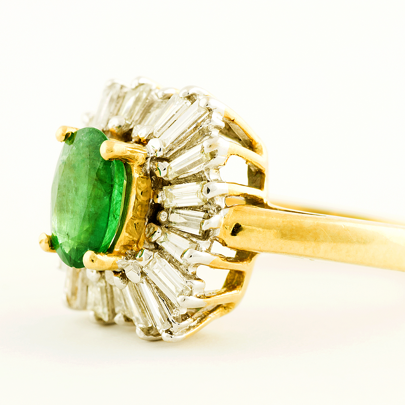 Sortija en Oro Amarillo con Esmeralda Natural de 0,74 ct. y 20 Diamantes Naturales talla Baguette y Trapecio, de 0,42 ct. (J-K/VS-SI). Certificado IGE. Sortija en Oro Amarillo con Esmeralda Natural de 0,74 ct. y 20 Diamantes Naturales talla Baguette y Trapecio, de 0,42 ct. (J-K/VS-SI). Certificado IGE.