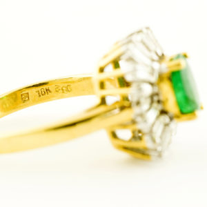 Sortija en Oro Amarillo con Esmeralda Natural de 0,74 ct. y 20 Diamantes Naturales talla Baguette y Trapecio, de 0,42 ct. (J-K/VS-SI). Certificado IGE.