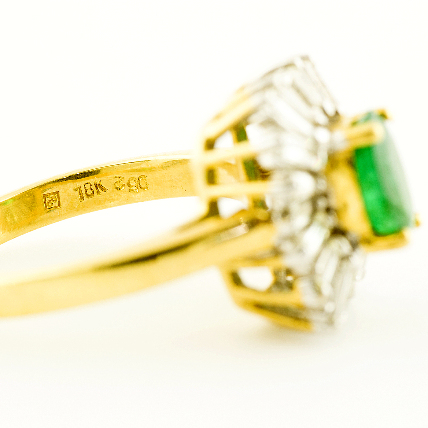 Sortija en Oro Amarillo con Esmeralda Natural de 0,74 ct. y 20 Diamantes Naturales talla Baguette y Trapecio, de 0,42 ct. (J-K/VS-SI). Certificado IGE. Sortija en Oro Amarillo con Esmeralda Natural de 0,74 ct. y 20 Diamantes Naturales talla Baguette y Trapecio, de 0,42 ct. (J-K/VS-SI). Certificado IGE.