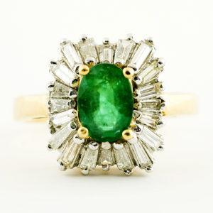 Sortija en Oro Amarillo con Esmeralda Natural de 0,74 ct. y 20 Diamantes Naturales talla Baguette y Trapecio, de 0,42 ct. (J-K/VS-SI). Certificado IGE.