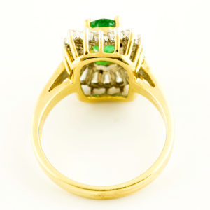Sortija en Oro Amarillo con Esmeralda Natural de 0,74 ct. y 20 Diamantes Naturales talla Baguette y Trapecio, de 0,42 ct. (J-K/VS-SI). Certificado IGE.