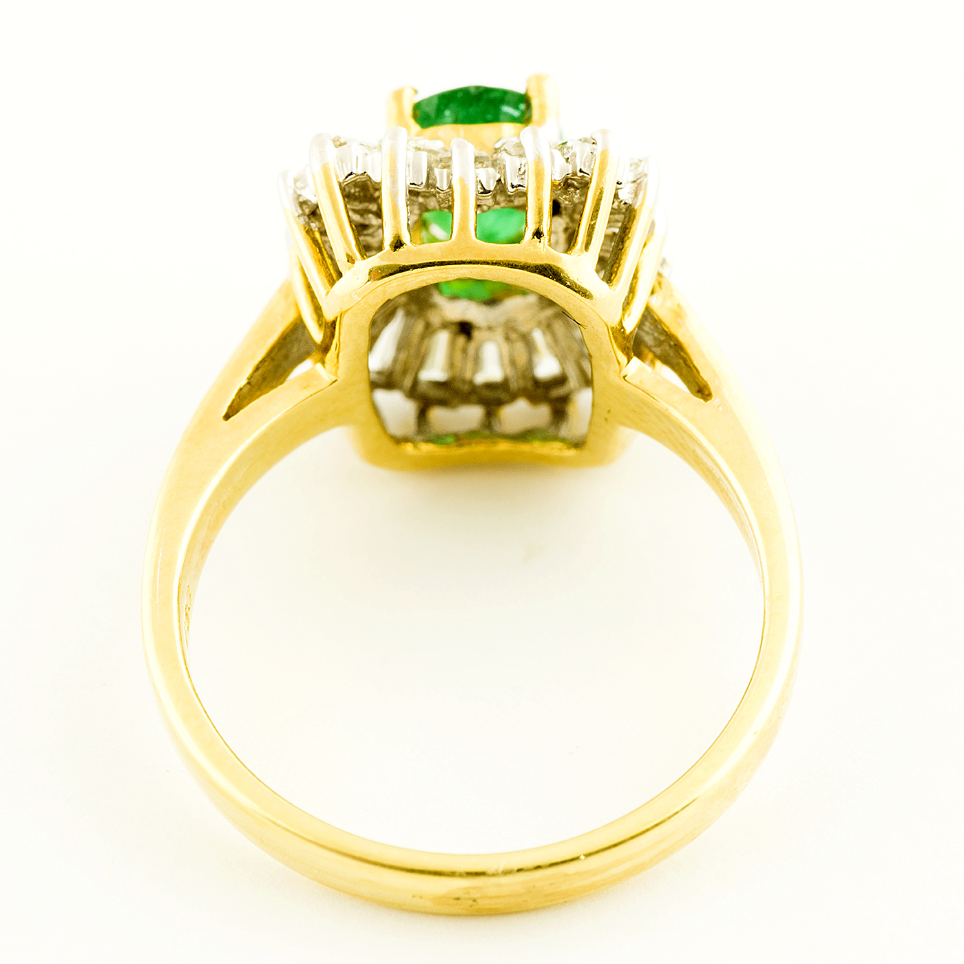 Sortija en Oro Amarillo con Esmeralda Natural de 0,74 ct. y 20 Diamantes Naturales talla Baguette y Trapecio, de 0,42 ct. (J-K/VS-SI). Certificado IGE. Sortija en Oro Amarillo con Esmeralda Natural de 0,74 ct. y 20 Diamantes Naturales talla Baguette y Trapecio, de 0,42 ct. (J-K/VS-SI). Certificado IGE.