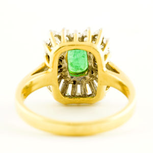 Sortija en Oro Amarillo con Esmeralda Natural de 0,74 ct. y 20 Diamantes Naturales talla Baguette y Trapecio, de 0,42 ct. (J-K/VS-SI). Certificado IGE.