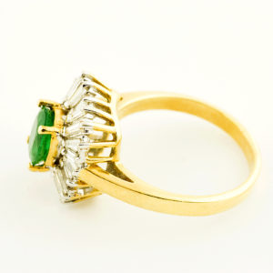 Sortija en Oro Amarillo con Esmeralda Natural de 0,74 ct. y 20 Diamantes Naturales talla Baguette y Trapecio, de 0,42 ct. (J-K/VS-SI). Certificado IGE.