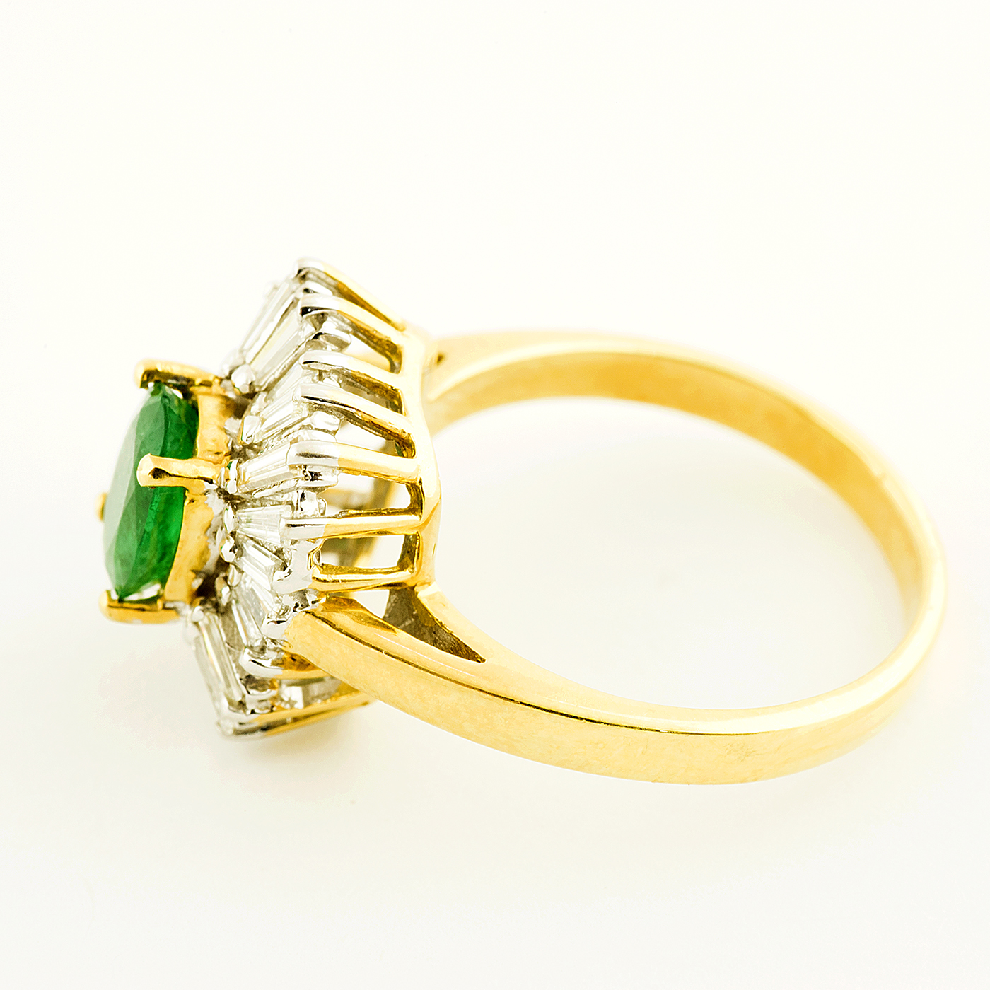 Sortija en Oro Amarillo con Esmeralda Natural de 0,74 ct. y 20 Diamantes Naturales talla Baguette y Trapecio, de 0,42 ct. (J-K/VS-SI). Certificado IGE. Sortija en Oro Amarillo con Esmeralda Natural de 0,74 ct. y 20 Diamantes Naturales talla Baguette y Trapecio, de 0,42 ct. (J-K/VS-SI). Certificado IGE.