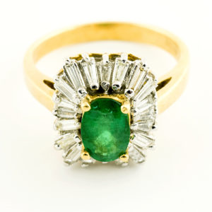 Sortija en Oro Amarillo con Esmeralda Natural de 0,74 ct. y 20 Diamantes Naturales talla Baguette y Trapecio, de 0,42 ct. (J-K/VS-SI). Certificado IGE.