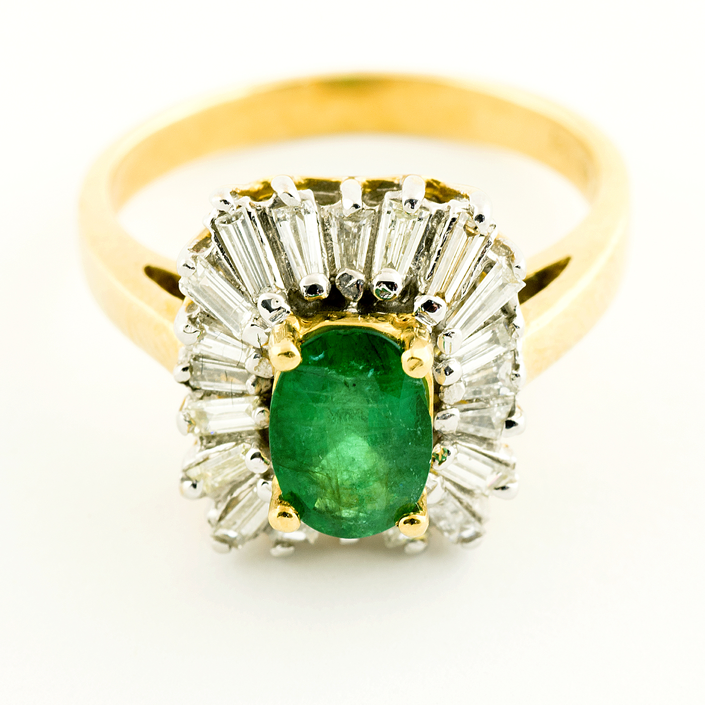 Sortija en Oro Amarillo con Esmeralda Natural de 0,74 ct. y 20 Diamantes Naturales talla Baguette y Trapecio, de 0,42 ct. (J-K/VS-SI). Certificado IGE. Sortija en Oro Amarillo con Esmeralda Natural de 0,74 ct. y 20 Diamantes Naturales talla Baguette y Trapecio, de 0,42 ct. (J-K/VS-SI). Certificado IGE.