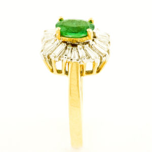 Sortija en Oro Amarillo con Esmeralda Natural de 0,74 ct. y 20 Diamantes Naturales talla Baguette y Trapecio, de 0,42 ct. (J-K/VS-SI). Certificado IGE.