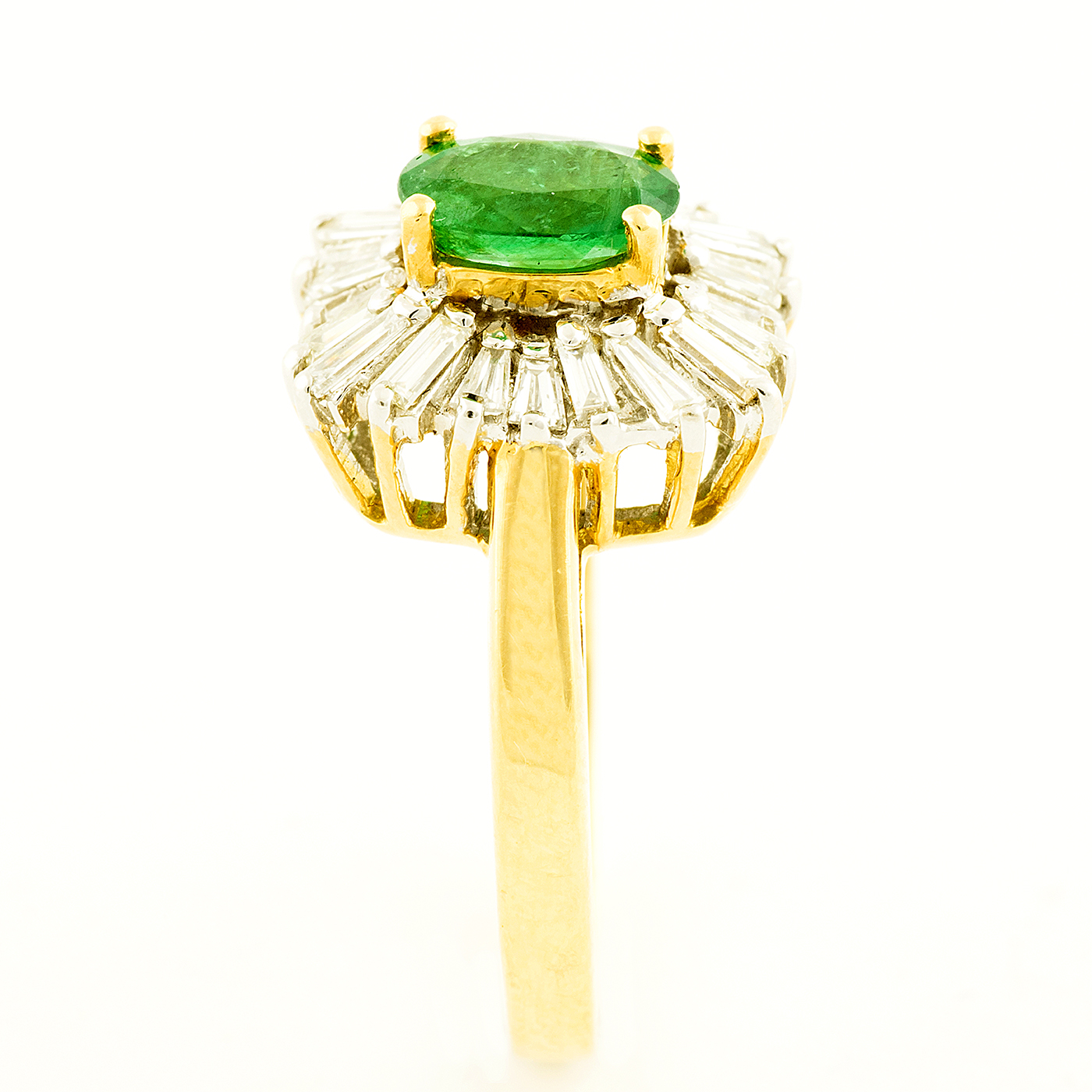 Sortija en Oro Amarillo con Esmeralda Natural de 0,74 ct. y 20 Diamantes Naturales talla Baguette y Trapecio, de 0,42 ct. (J-K/VS-SI). Certificado IGE. Sortija en Oro Amarillo con Esmeralda Natural de 0,74 ct. y 20 Diamantes Naturales talla Baguette y Trapecio, de 0,42 ct. (J-K/VS-SI). Certificado IGE.