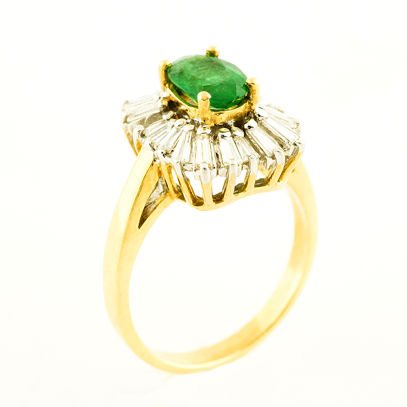 Sortija en Oro Amarillo con Esmeralda Natural de 0,74 ct. y 20 Diamantes Naturales talla Baguette y Trapecio, de 0,42 ct. (J-K/VS-SI). Certificado IGE. Sortija en Oro Amarillo con Esmeralda Natural de 0,74 ct. y 20 Diamantes Naturales talla Baguette y Trapecio, de 0,42 ct. (J-K/VS-SI). Certificado IGE.