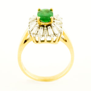 Sortija en Oro Amarillo con Esmeralda Natural de 0,74 ct. y 20 Diamantes Naturales talla Baguette y Trapecio, de 0,42 ct. (J-K/VS-SI). Certificado IGE.