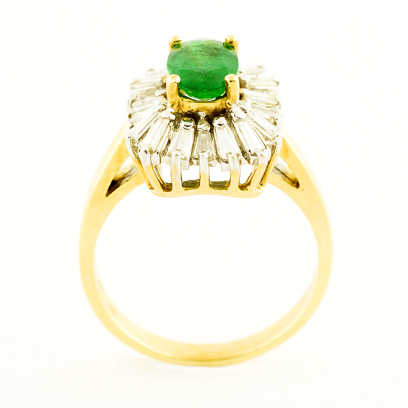 Sortija en Oro Amarillo con Esmeralda Natural de 0,74 ct. y 20 Diamantes Naturales talla Baguette y Trapecio, de 0,42 ct. (J-K/VS-SI). Certificado IGE.