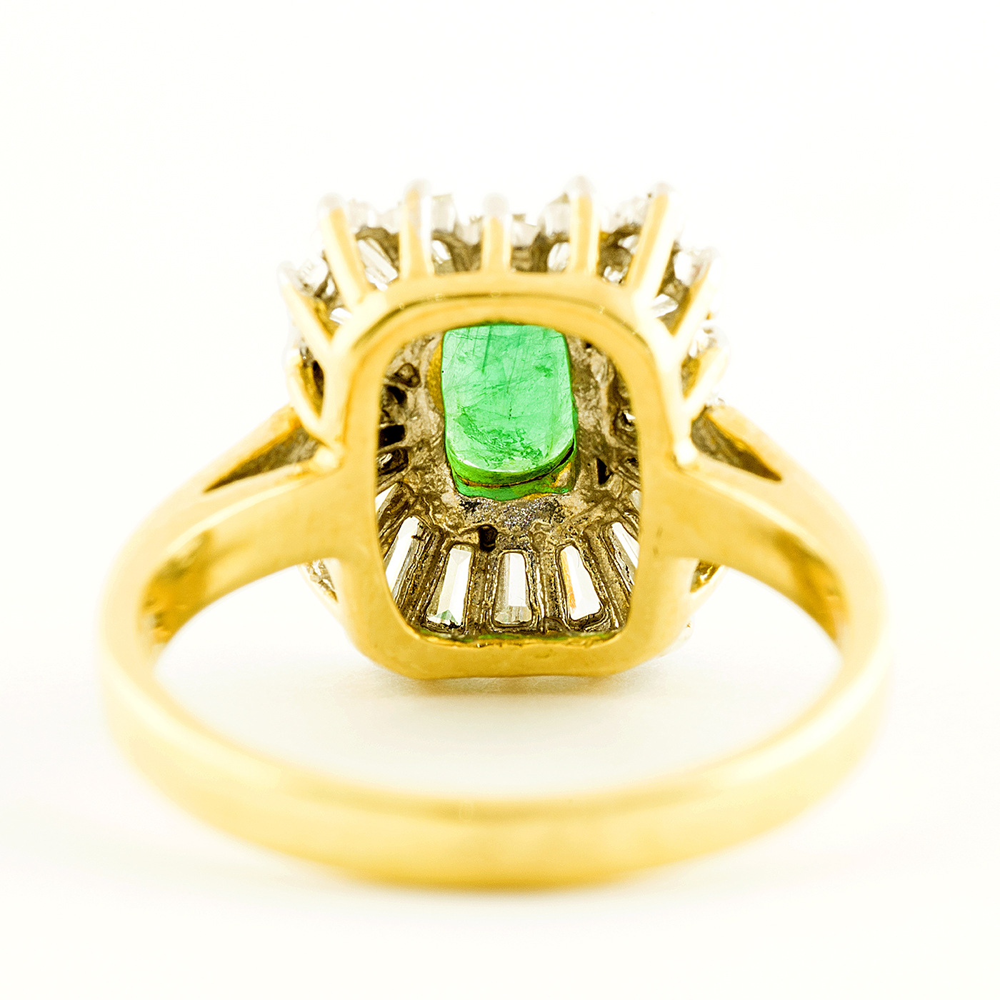 Sortija en Oro Amarillo con Esmeralda Natural de 0,74 ct. y 20 Diamantes Naturales talla Baguette y Trapecio, de 0,42 ct. (J-K/VS-SI). Certificado IGE. Sortija en Oro Amarillo con Esmeralda Natural de 0,74 ct. y 20 Diamantes Naturales talla Baguette y Trapecio, de 0,42 ct. (J-K/VS-SI). Certificado IGE.