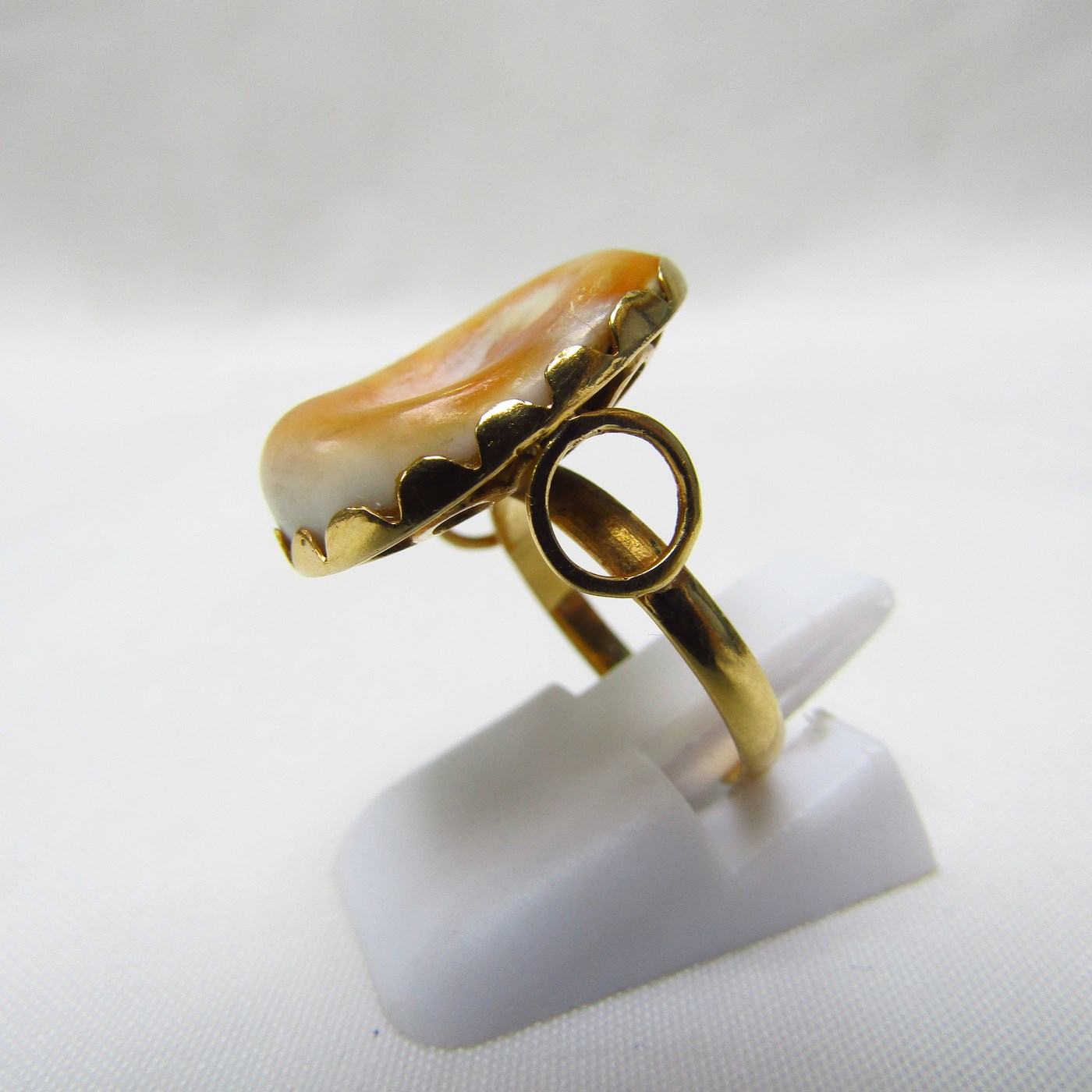 Sortija en Oro amarillo de 18k con opérculo u orejita de mar. 4,19 gr. Sortija en Oro amarillo de 18k con opérculo u orejita de mar. 4,19 gr.