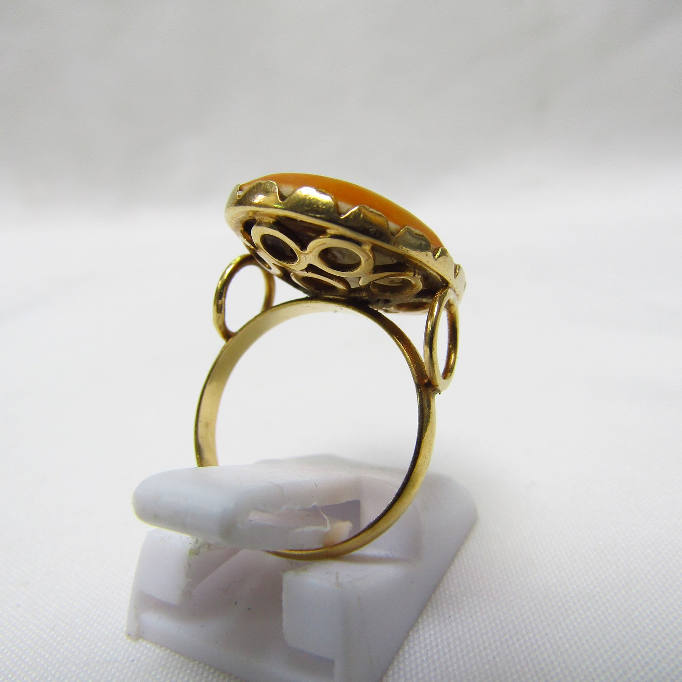 Sortija en Oro amarillo de 18k con opérculo u orejita de mar. 4,19 gr. Sortija en Oro amarillo de 18k con opérculo u orejita de mar. 4,19 gr.