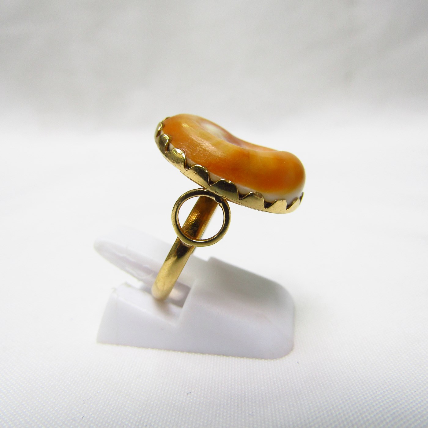 Sortija en Oro amarillo de 18k con opérculo u orejita de mar. 4,19 gr. Sortija en Oro amarillo de 18k con opérculo u orejita de mar. 4,19 gr.