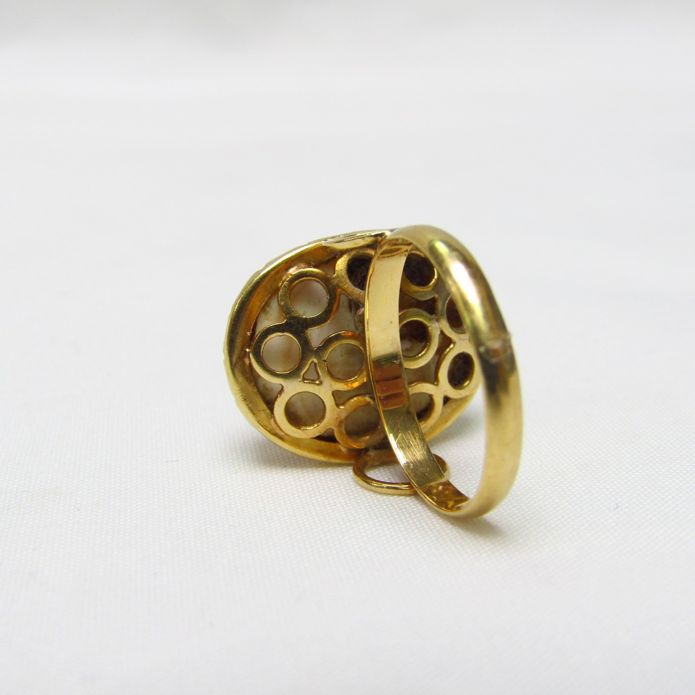 Sortija en Oro amarillo de 18k con opérculo u orejita de mar. 4,19 gr. Sortija en Oro amarillo de 18k con opérculo u orejita de mar. 4,19 gr.
