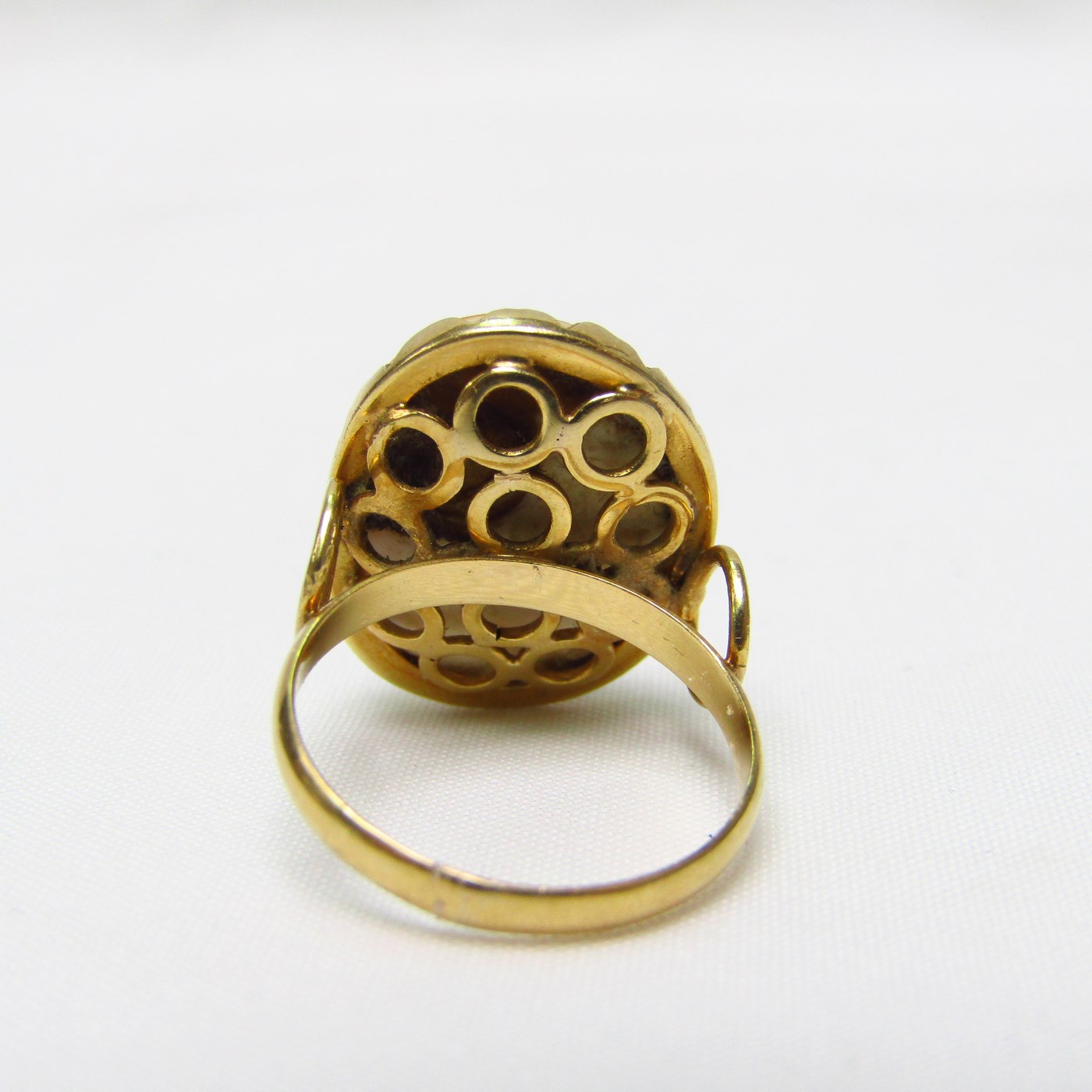 Sortija en Oro amarillo de 18k con opérculo u orejita de mar. 4,19 gr. Sortija en Oro amarillo de 18k con opérculo u orejita de mar. 4,19 gr.