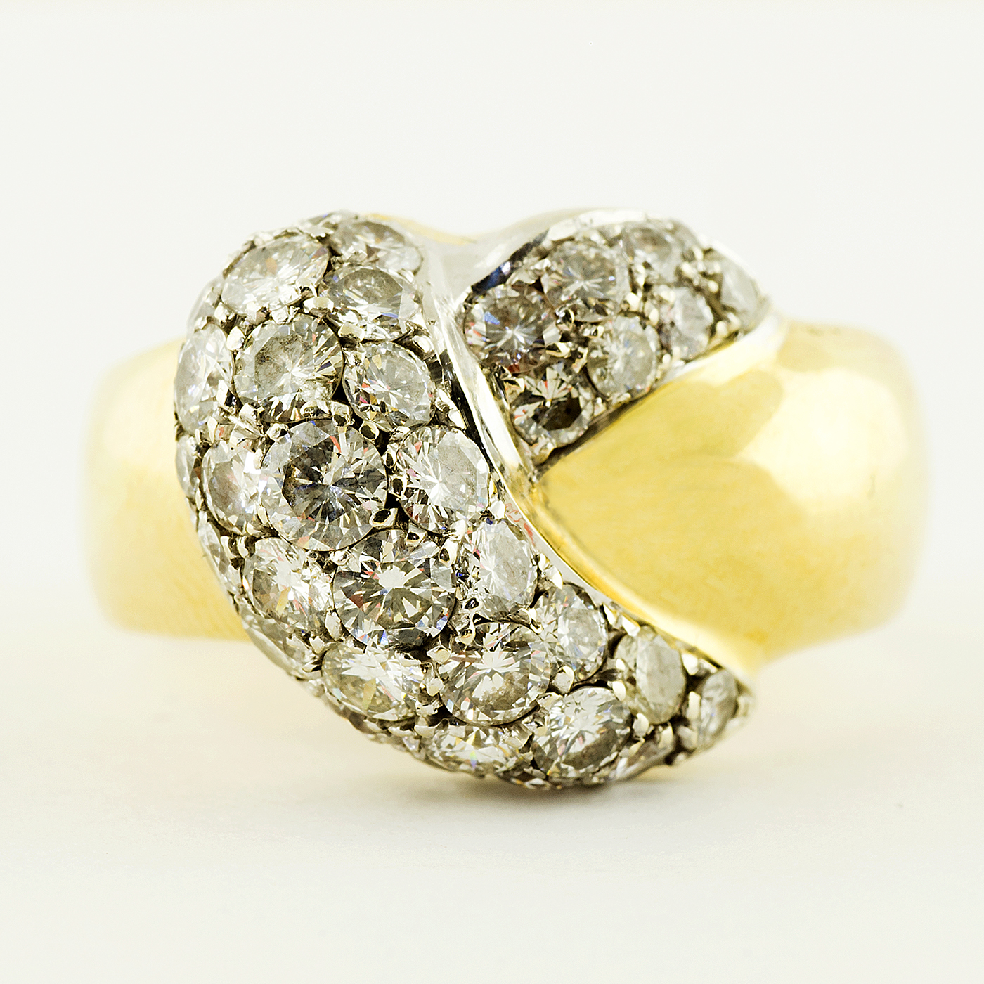 Sortija en Oro Bicolor de 18k cuajada de diamantes talla Brillante de 2,20 ct. J-K/VS1. 8,60 gr. Sortija en Oro Bicolor de 18k cuajada de diamantes talla Brillante de 2,20 ct. J-K/VS1. 8,60 gr.