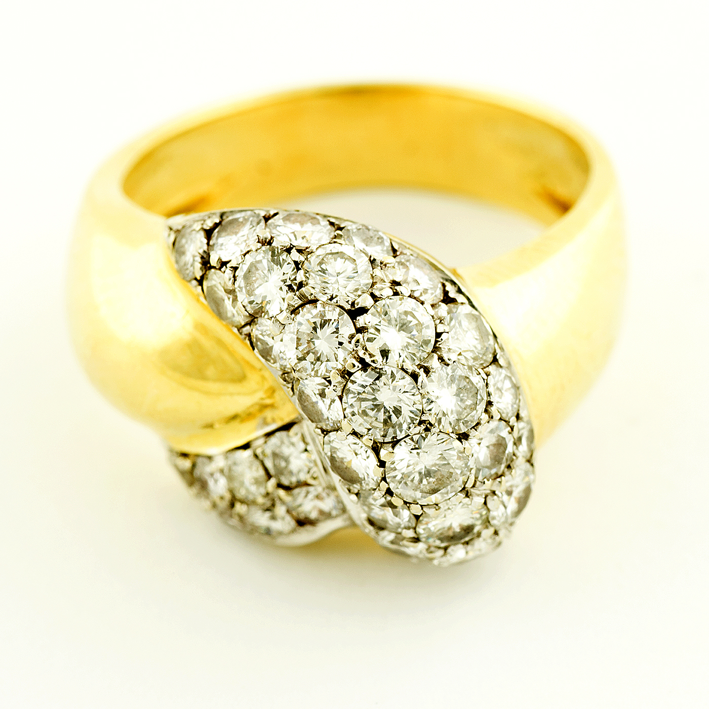 Sortija en Oro Bicolor de 18k cuajada de diamantes talla Brillante de 2,20 ct. J-K/VS1. 8,60 gr. Sortija en Oro Bicolor de 18k cuajada de diamantes talla Brillante de 2,20 ct. J-K/VS1. 8,60 gr.