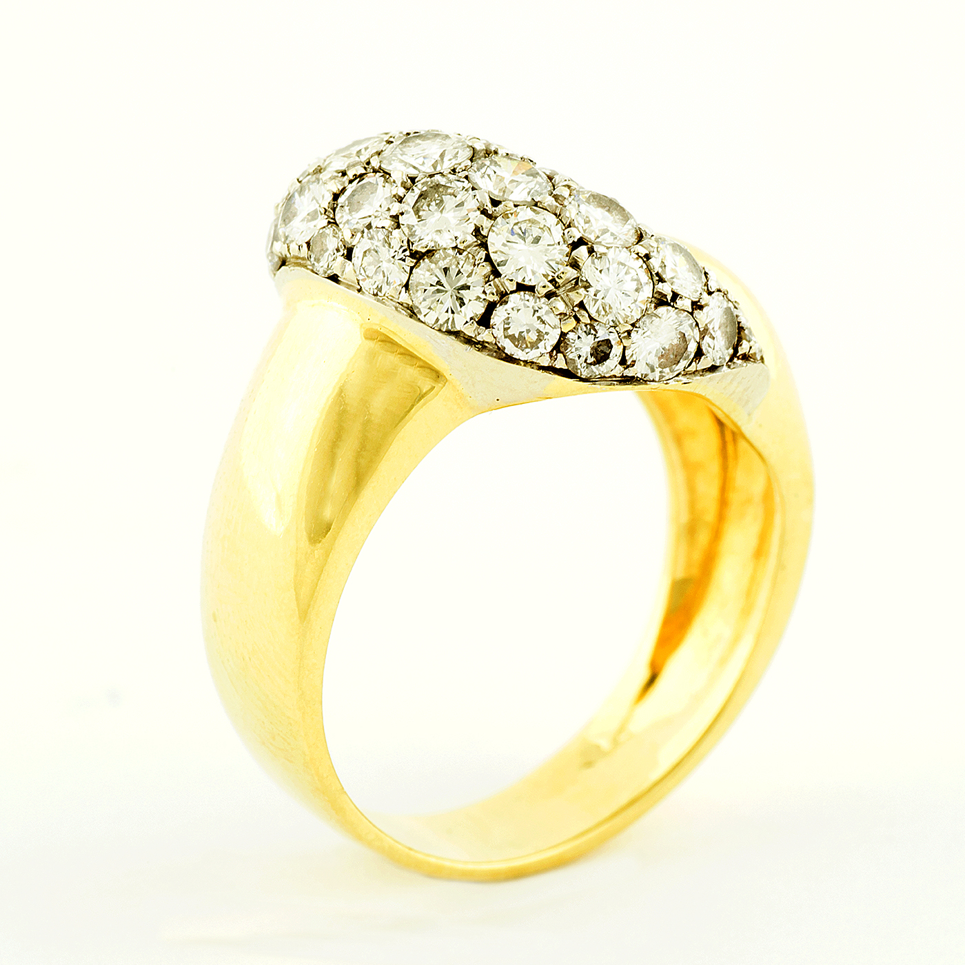 Sortija en Oro Bicolor de 18k cuajada de diamantes talla Brillante de 2,20 ct. J-K/VS1. 8,60 gr.