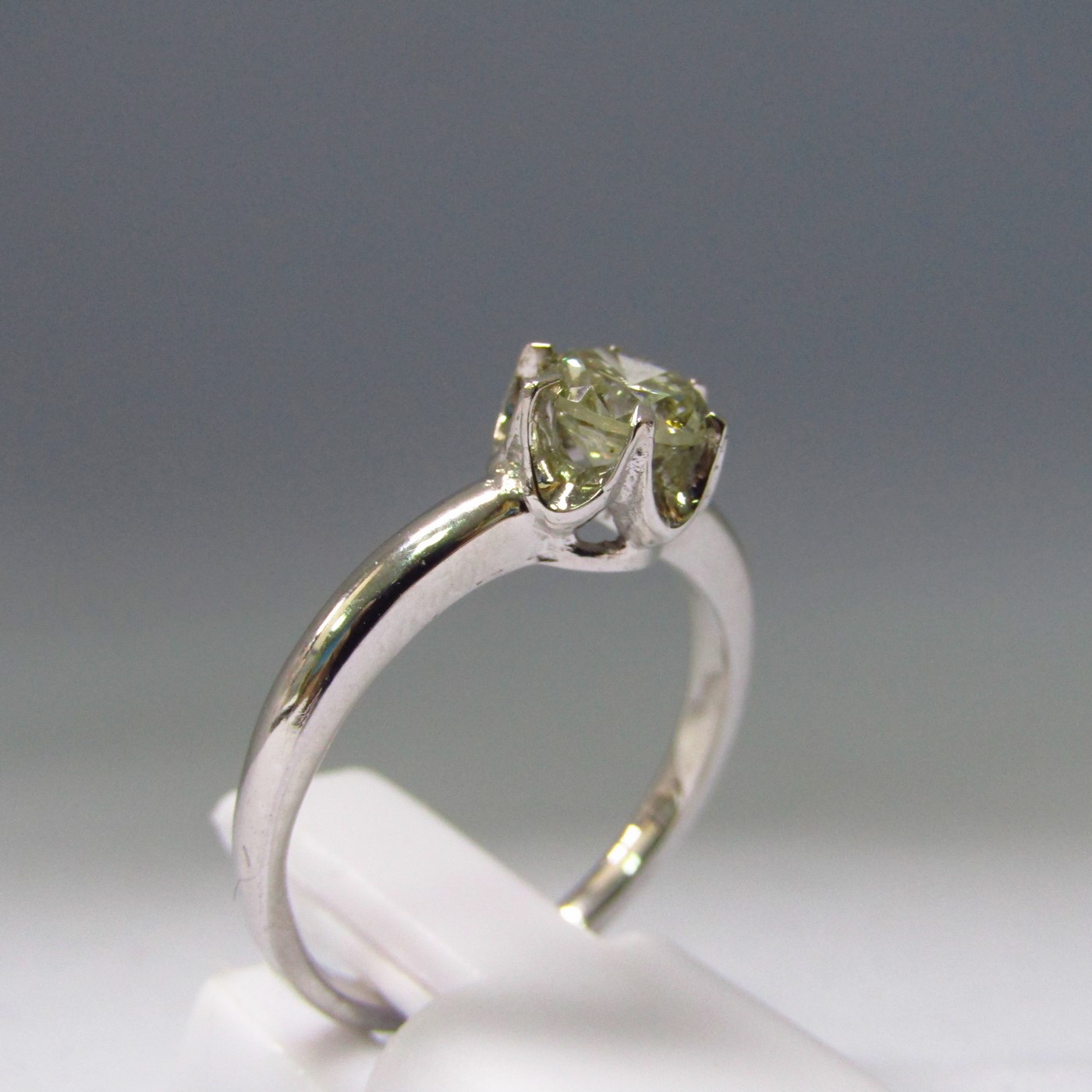 Sortija en Oro Blanco 18k con Diamante Natural talla Brillante de 0,80 ct. (L-M/SI2) Sortija en Oro Blanco 18k con Diamante Natural talla Brillante de 0,80 ct. (L-M/SI2)
