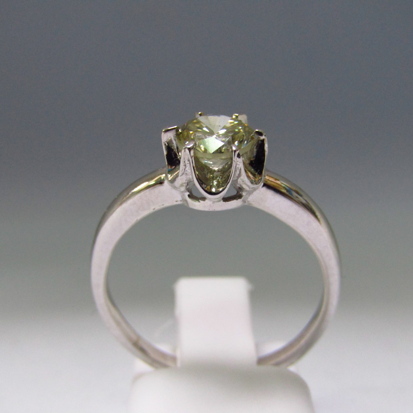 Sortija en Oro Blanco 18k con Diamante Natural talla Brillante de 0,80 ct. (L-M/SI2)