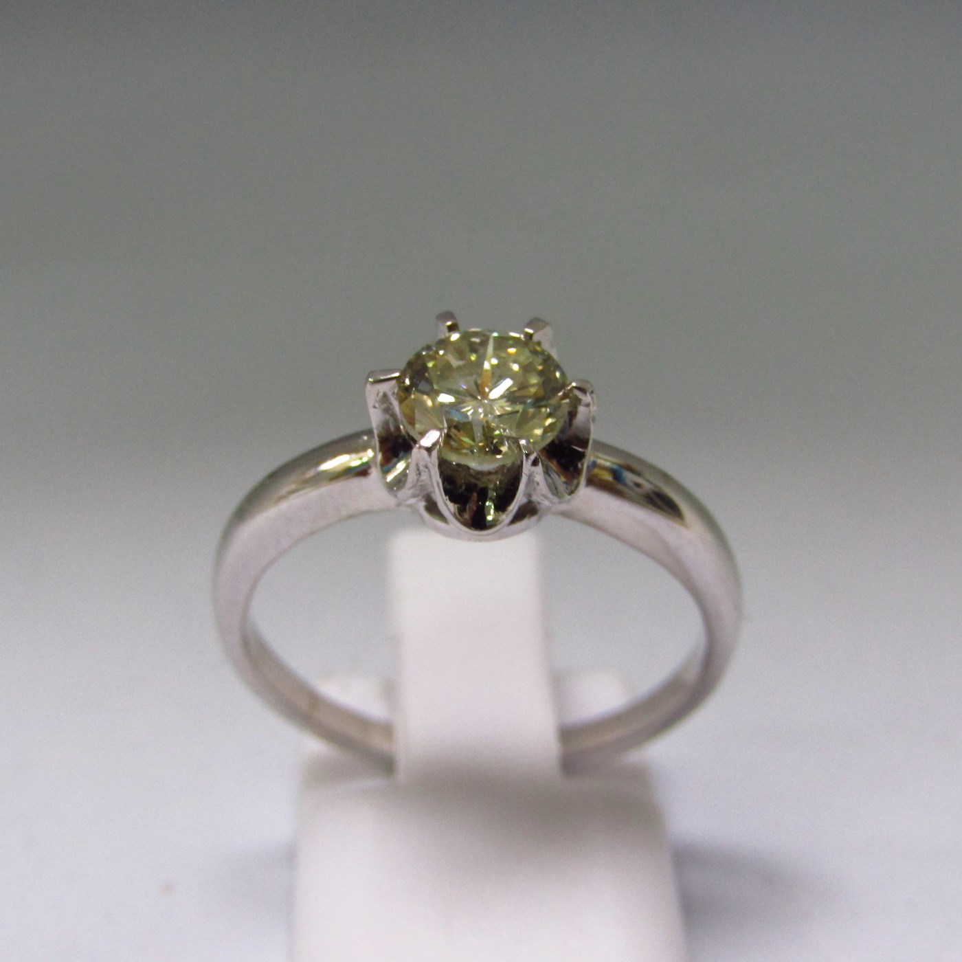 Sortija en Oro Blanco 18k con Diamante Natural talla Brillante de 0,80 ct. (L-M/SI2) Sortija en Oro Blanco 18k con Diamante Natural talla Brillante de 0,80 ct. (L-M/SI2)