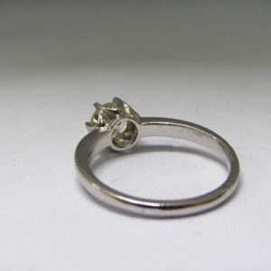 Sortija en Oro Blanco 18k con Diamante Natural talla Brillante de 0,80 ct. (L-M/SI2)