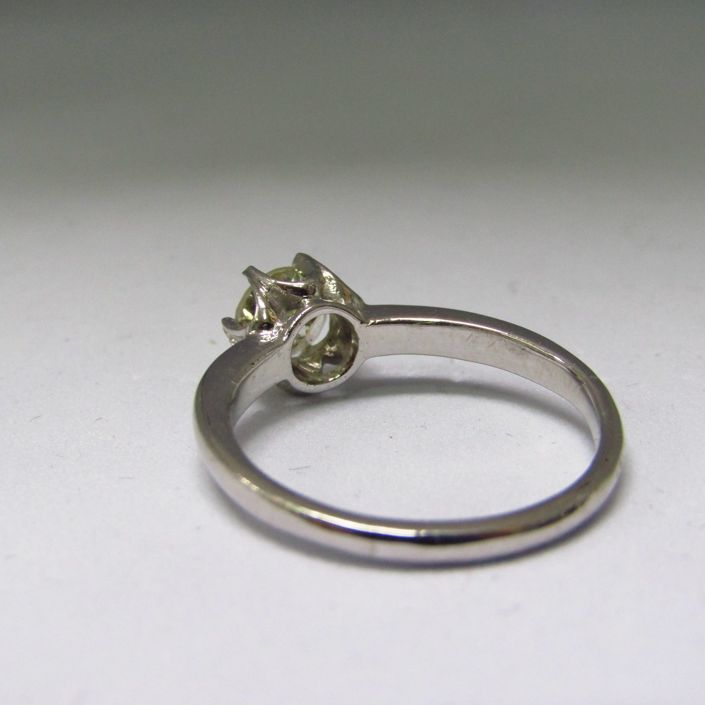 Sortija en Oro Blanco 18k con Diamante Natural talla Brillante de 0,80 ct. (L-M/SI2) Sortija en Oro Blanco 18k con Diamante Natural talla Brillante de 0,80 ct. (L-M/SI2)