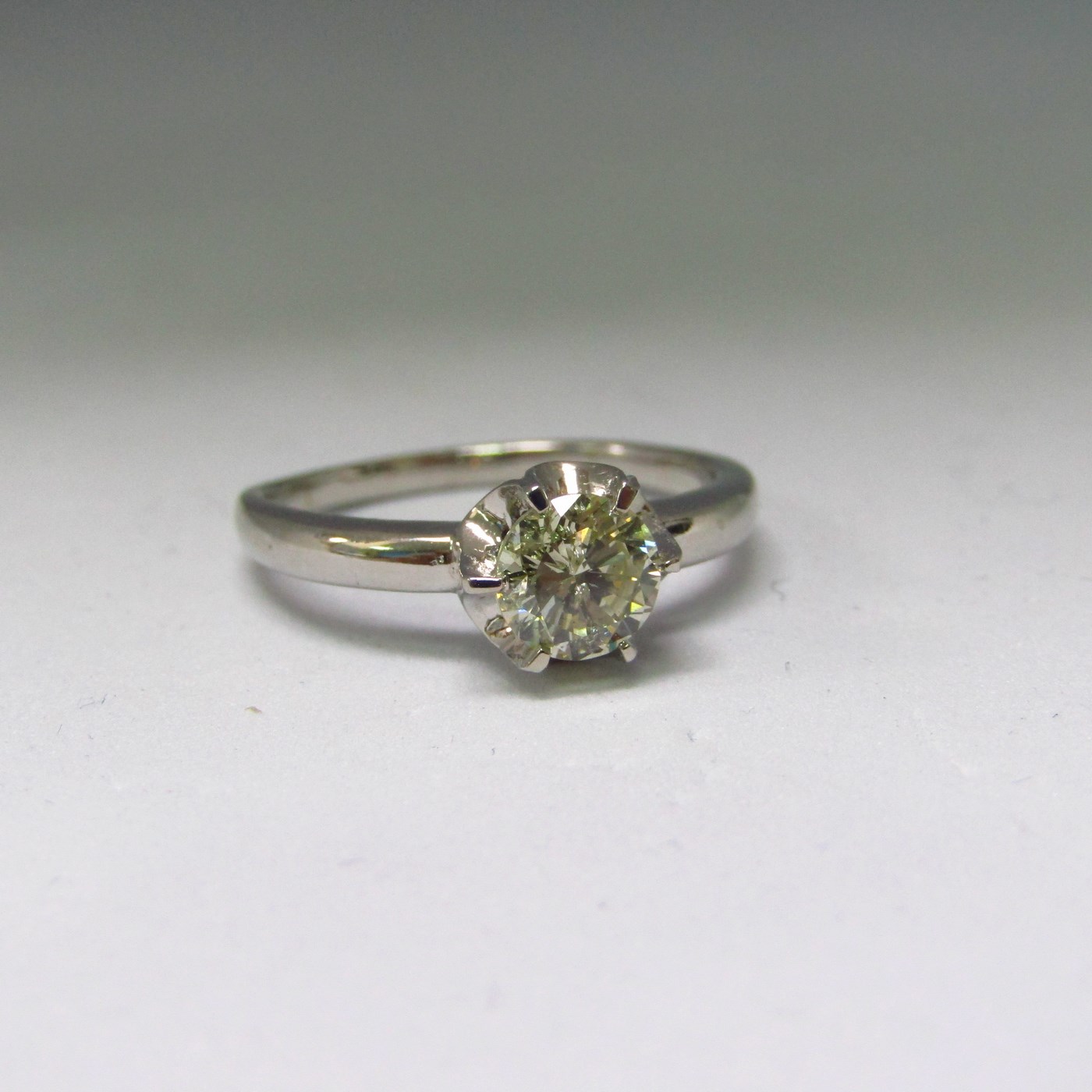 Sortija en Oro Blanco 18k con Diamante Natural talla Brillante de 0,80 ct. (L-M/SI2) Sortija en Oro Blanco 18k con Diamante Natural talla Brillante de 0,80 ct. (L-M/SI2)
