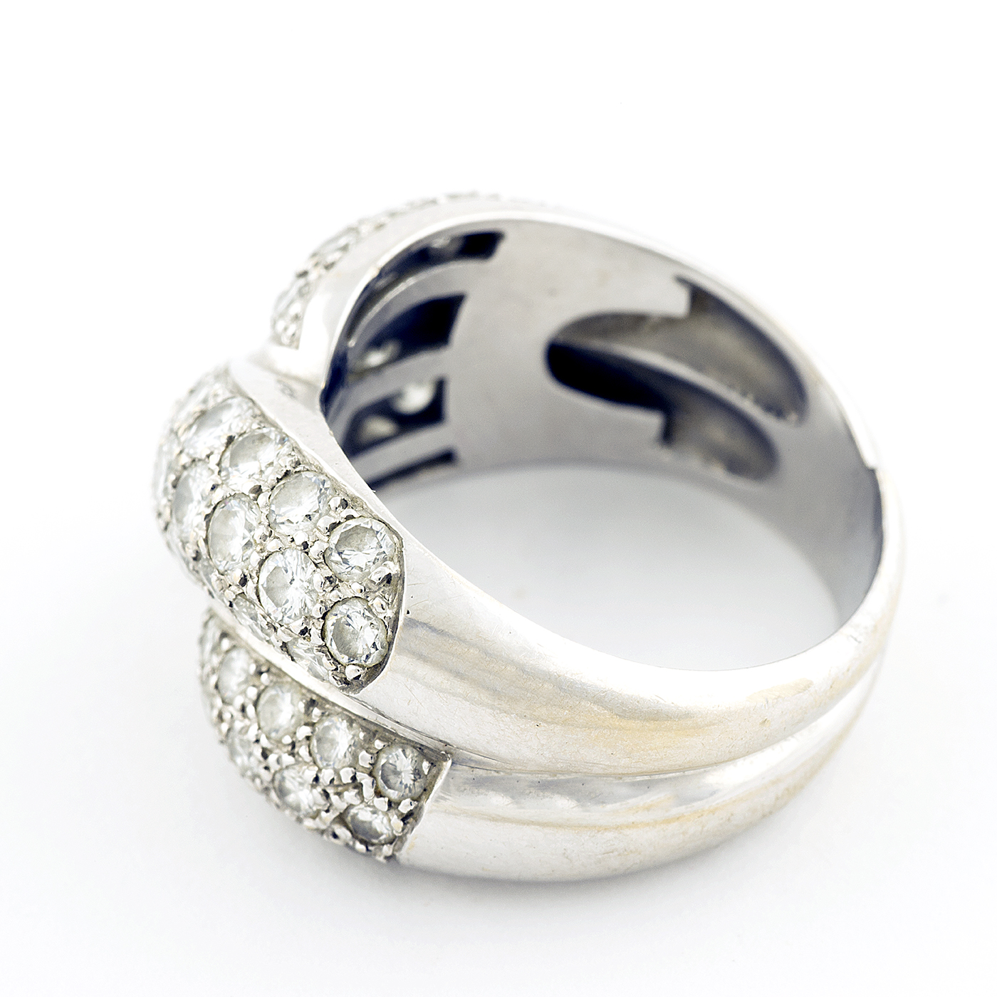 Sortija en Oro Blanco con 59 Diamantes talla Brillante de 2,95 ct. Color, H-I. Pureza, VS1-VS2.