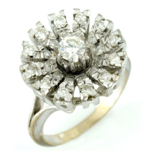 Sortija en Oro Blanco con Diamante Central, talla Brillante de 0,23 ct. (G-H/SI1) y 24 Diamantes Naturales, de 0,51 ct. (G-H/VS-SI). Certificado IGE.
