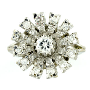 Sortija en Oro Blanco con Diamante Central, talla Brillante de 0,23 ct. (G-H/SI1) y 24 Diamantes Naturales, de 0,51 ct. (G-H/VS-SI). Certificado IGE.