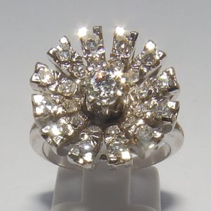 Sortija en Oro Blanco con Diamante Central, talla Brillante de 0,23 ct. (G-H/SI1) y 24 Diamantes Naturales, de 0,51 ct. (G-H/VS-SI). Certificado IGE.