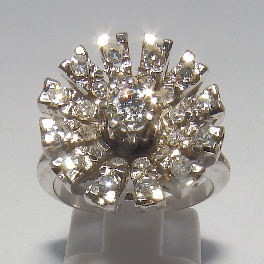 Sortija en Oro Blanco con Diamante Central, talla Brillante de 0,23 ct. (G-H/SI1) y 24 Diamantes Naturales, de 0,51 ct. (G-H/VS-SI). Certificado IGE. Sortija en Oro Blanco con Diamante Central, talla Brillante de 0,23 ct. (G-H/SI1) y 24 Diamantes Naturales, de 0,51 ct. (G-H/VS-SI). Certificado IGE.