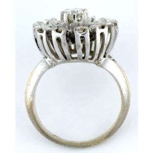 Sortija en Oro Blanco con Diamante Central, talla Brillante de 0,23 ct. (G-H/SI1) y 24 Diamantes Naturales, de 0,51 ct. (G-H/VS-SI). Certificado IGE.