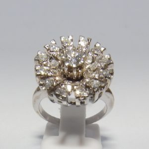 Sortija en Oro Blanco con Diamante Central, talla Brillante de 0,23 ct. (G-H/SI1) y 24 Diamantes Naturales, de 0,51 ct. (G-H/VS-SI). Certificado IGE.