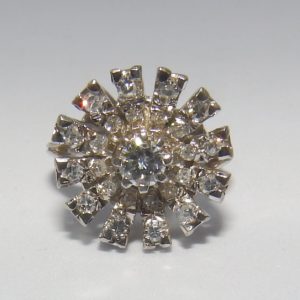 Sortija en Oro Blanco con Diamante Central, talla Brillante de 0,23 ct. (G-H/SI1) y 24 Diamantes Naturales, de 0,51 ct. (G-H/VS-SI). Certificado IGE.
