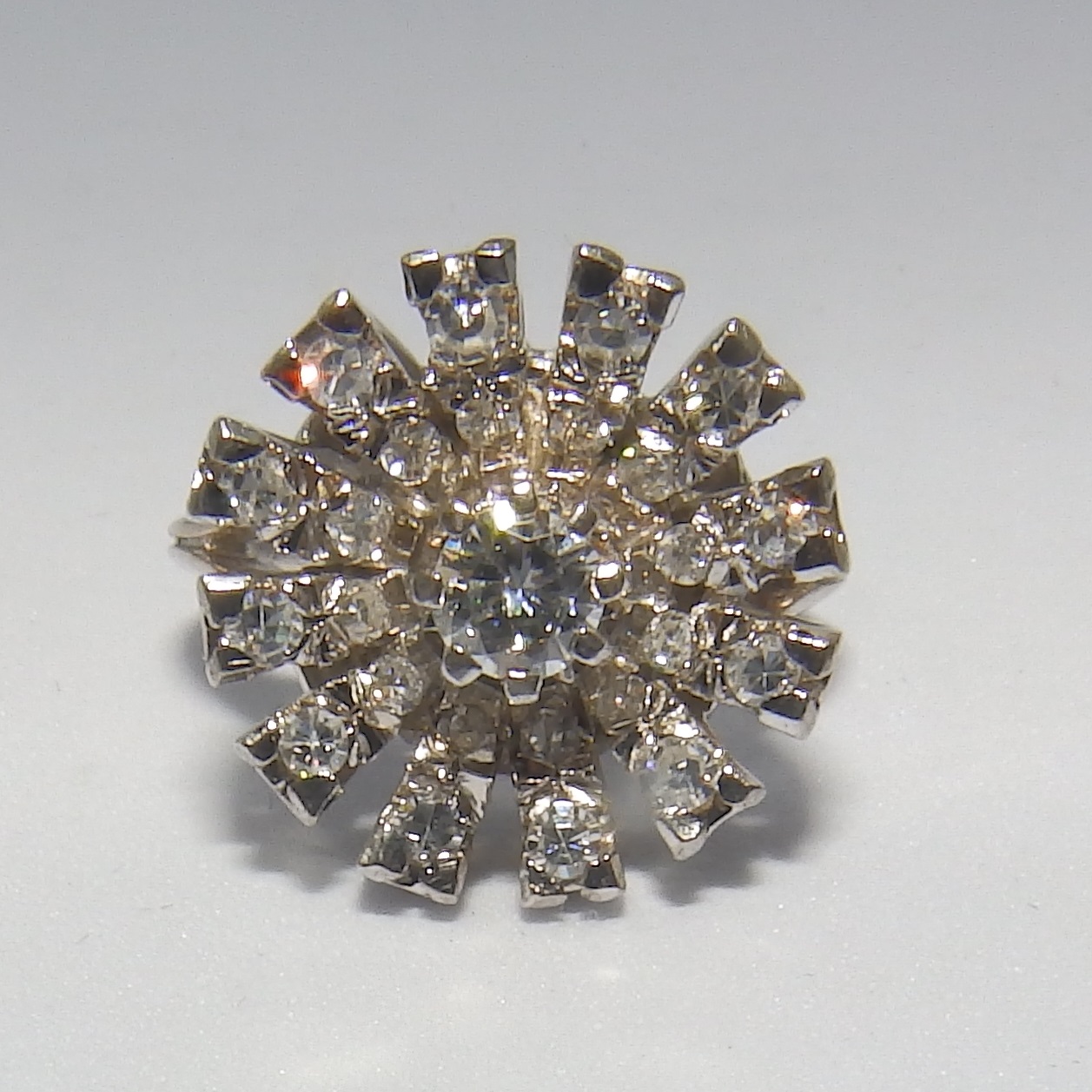 Sortija en Oro Blanco con Diamante Central, talla Brillante de 0,23 ct. (G-H/SI1) y 24 Diamantes Naturales, de 0,51 ct. (G-H/VS-SI). Certificado IGE. Sortija en Oro Blanco con Diamante Central, talla Brillante de 0,23 ct. (G-H/SI1) y 24 Diamantes Naturales, de 0,51 ct. (G-H/VS-SI). Certificado IGE.