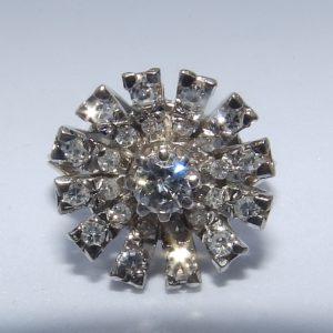 Sortija en Oro Blanco con Diamante Central, talla Brillante de 0,23 ct. (G-H/SI1) y 24 Diamantes Naturales, de 0,51 ct. (G-H/VS-SI). Certificado IGE.