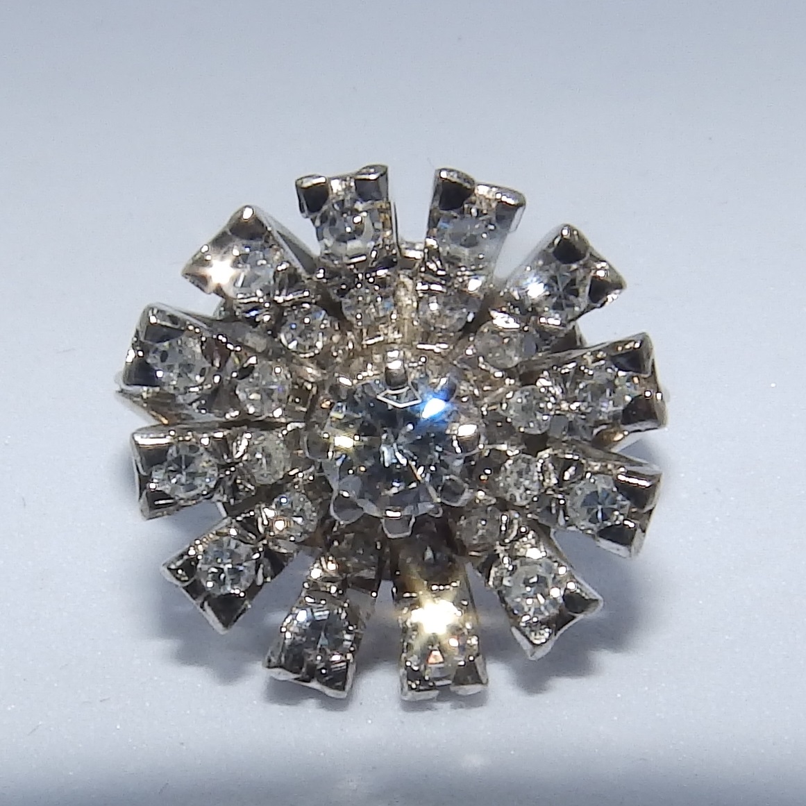 Sortija en Oro Blanco con Diamante Central, talla Brillante de 0,23 ct. (G-H/SI1) y 24 Diamantes Naturales, de 0,51 ct. (G-H/VS-SI). Certificado IGE. Sortija en Oro Blanco con Diamante Central, talla Brillante de 0,23 ct. (G-H/SI1) y 24 Diamantes Naturales, de 0,51 ct. (G-H/VS-SI). Certificado IGE.